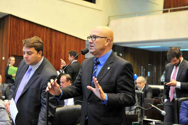 "Não há aumento nenhum da carga, diferente do que acontece em outras unidades da federação, onde prevalece a lei federal, que é extremamente danosa", garante o deputado governista Luiz Cláudio Roman