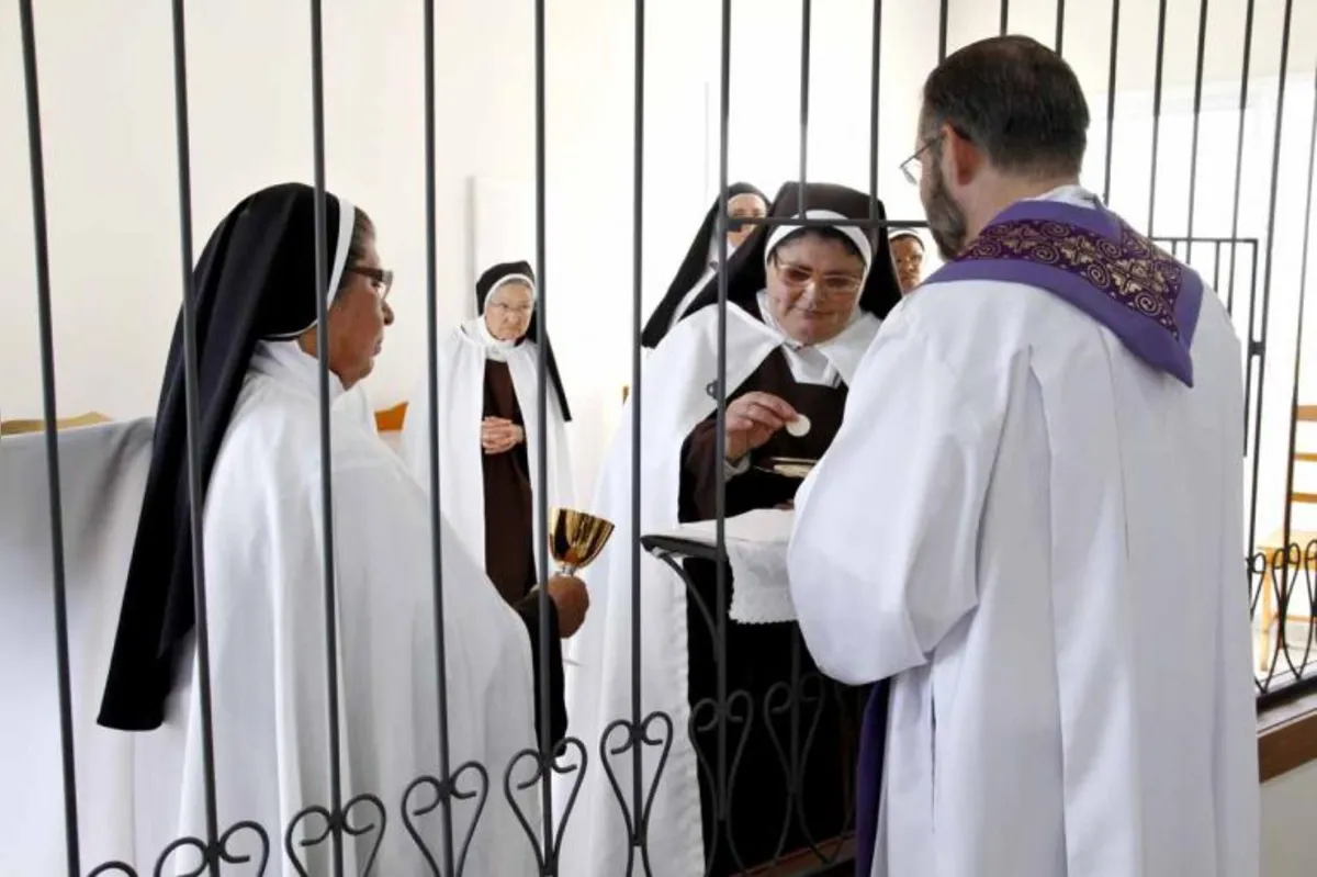 A capela semipública é uma forma de aproximar as freiras do povo: "somos enclausuradas, mas não isoladas", explicam