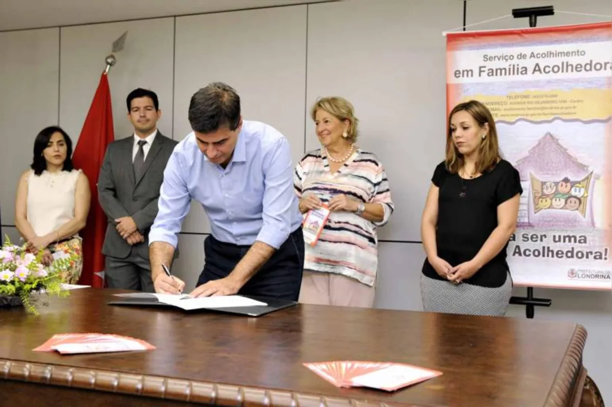 Cerimônia de assinatura do decreto foi realizada na prefeitura: programa tem condições de atender dez famílias