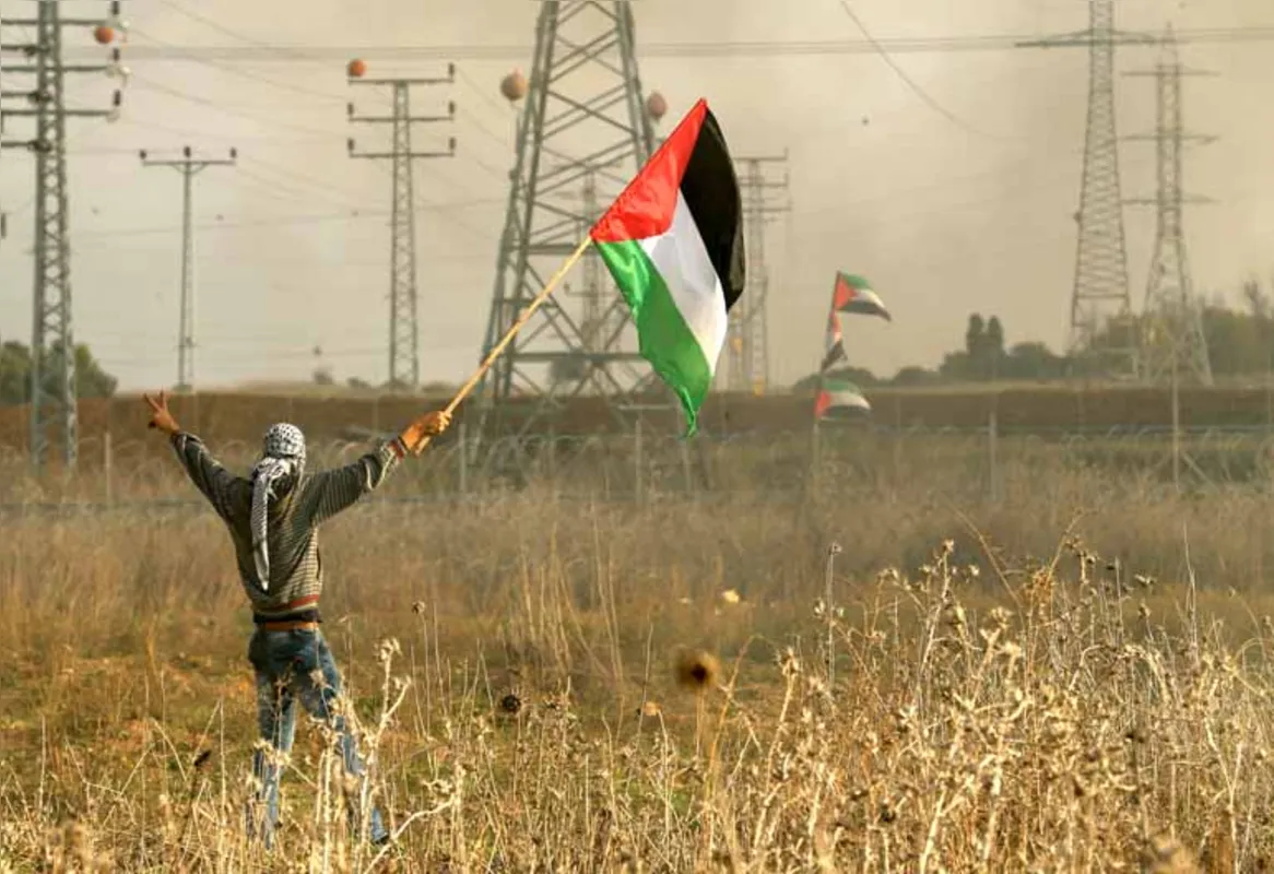 Palestino protesta em Gaza contra a decisão do presidente americano