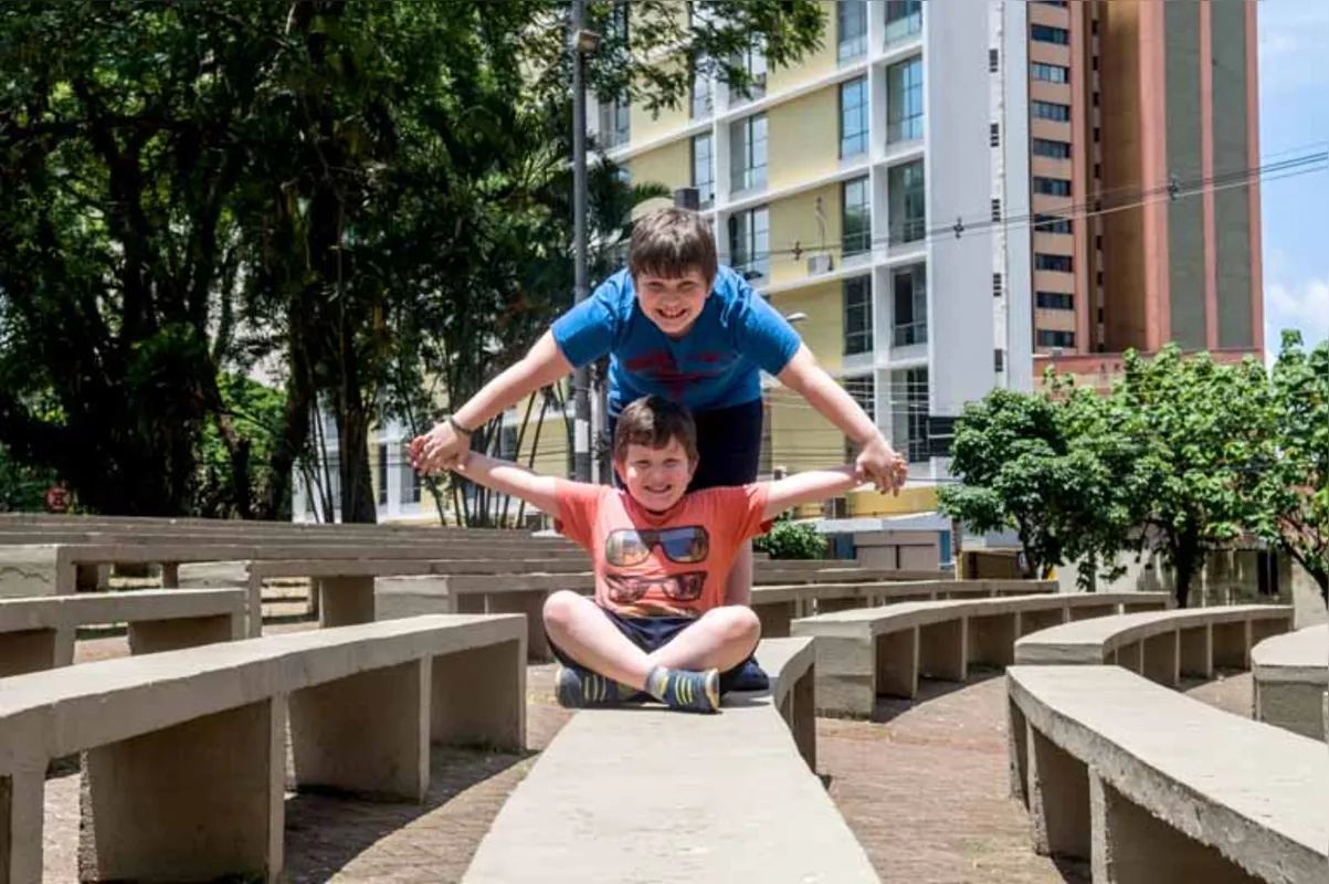 Moradores do 13º andar de um edifício no centro, irmãos gostam de passear em shoppings, no Calçadão, na feira livre, e de brincar no Bosque e na Concha