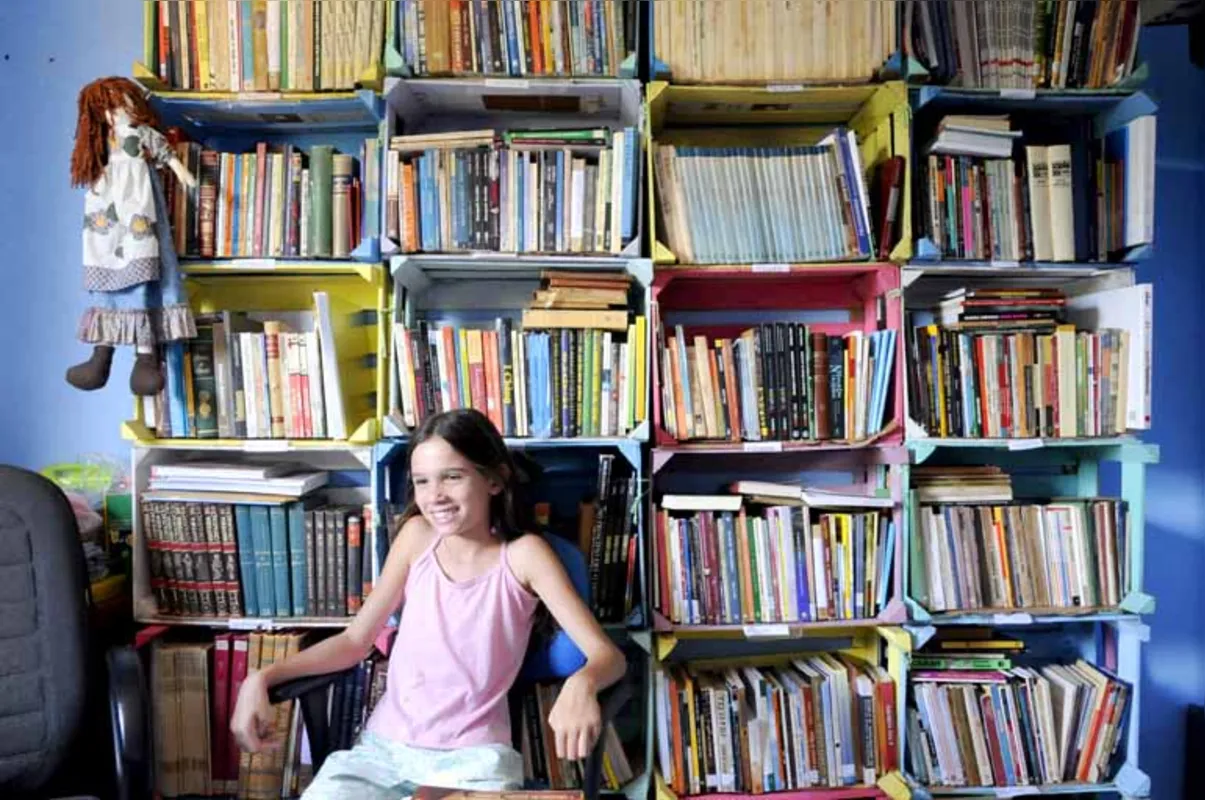 Kaetllyn mora com a mãe e a tia e, além de brincar com os amigos, também gosta de ler na Biblioteca Solidária, projeto desenvolvido no bairro