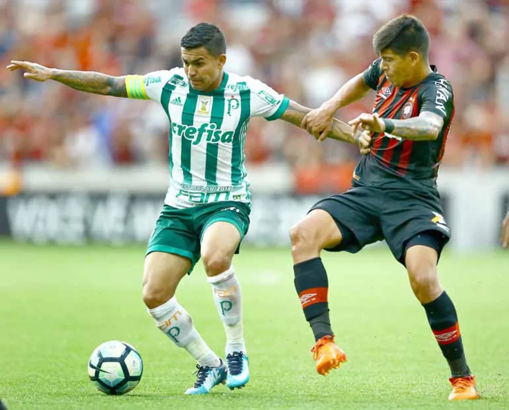 Dudu disputa o lance com o atleticano Pavez: além da vaga direta na fase de grupos da Libertadores, Palmeiras levou premiação de R$ 11,3 milhões pelo vice