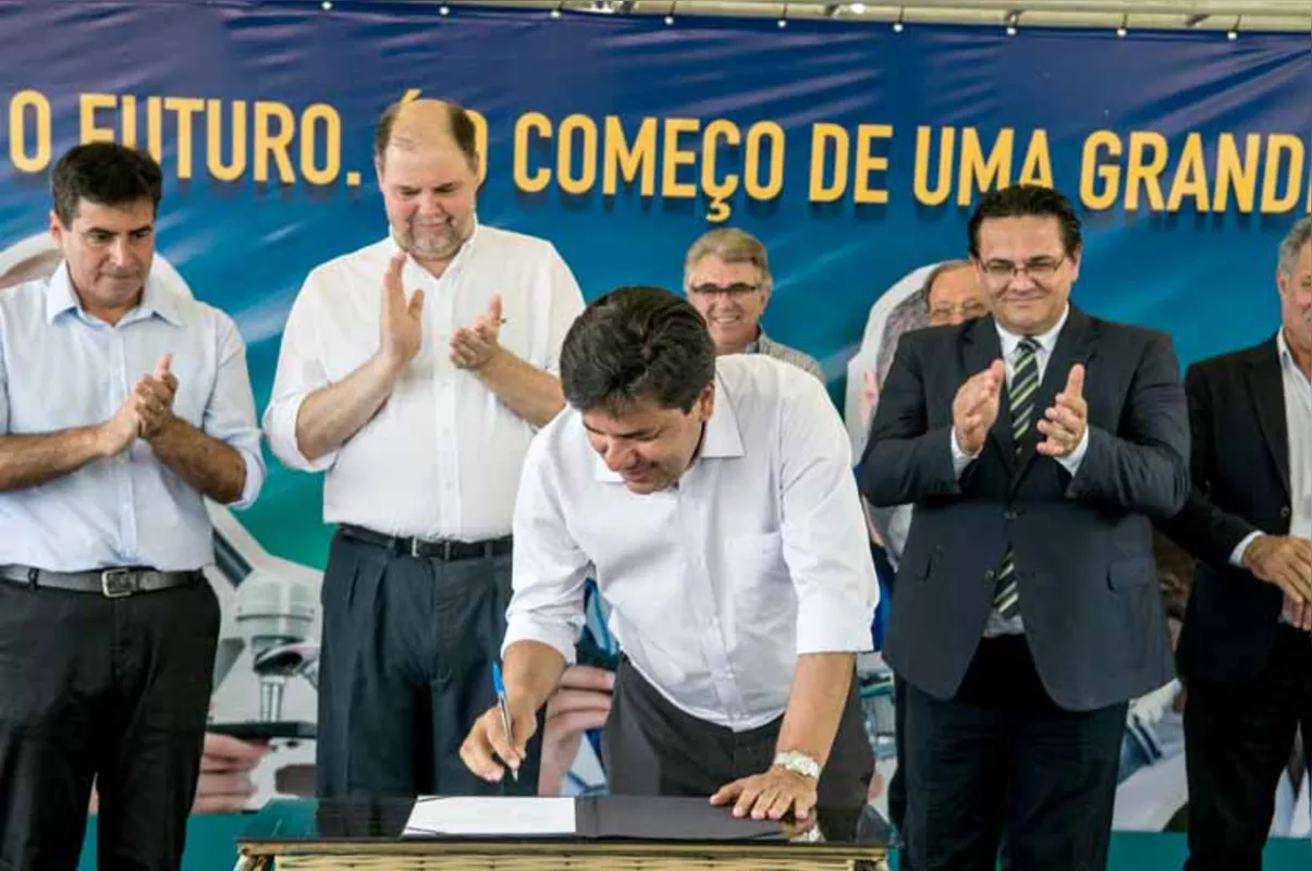 Ministro da Educação, Mendonça Filho, assina a ordem de serviço para o início das obras
