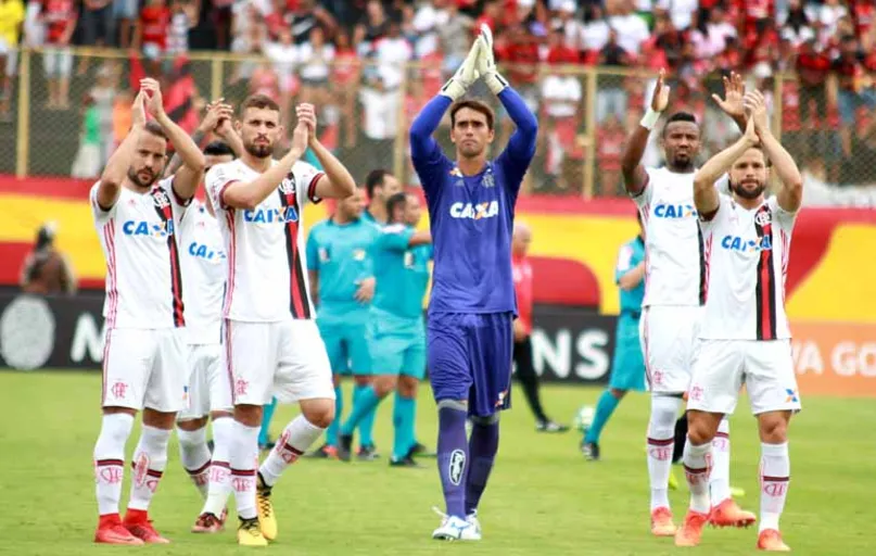 Jogadores do Flamengo comemoram virada em Salvador: rubro-negro garantiu vaga na  Libertadores e se ganhar a Sul-Americana abre mais uma vaga para o Brasil