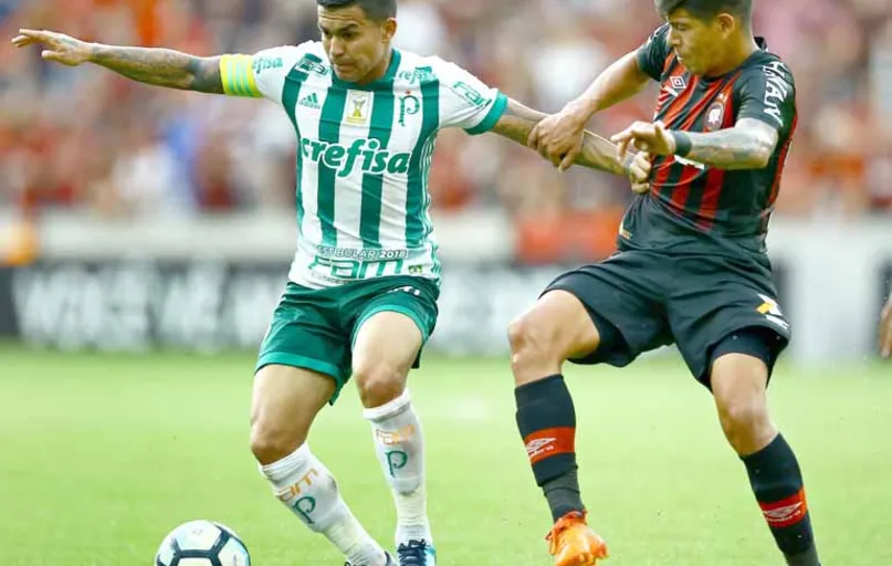 Dudu disputa o lance com o atleticano Pavez: além da vaga direta na fase de grupos da Libertadores, Palmeiras levou premiação de R$ 11,3 milhões pelo vice