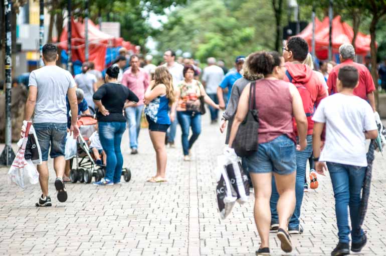 Consumidores foram às compras depois de alguns anos com os pés no freio