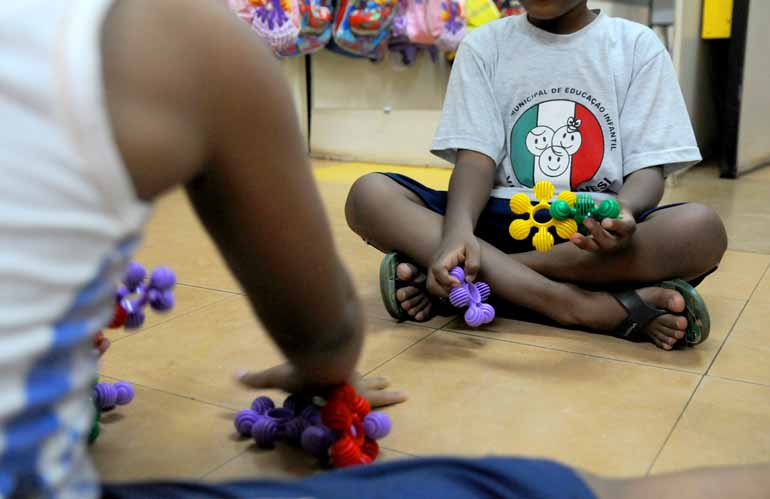Anderson Coelho - Kits escolares beneficiarão 43 mil alunos, sendo 15 mil da educação infantil Anderson Coelho - Kits escolares beneficiarão 43 mil alunos, sendo 15 mil da educação infantil