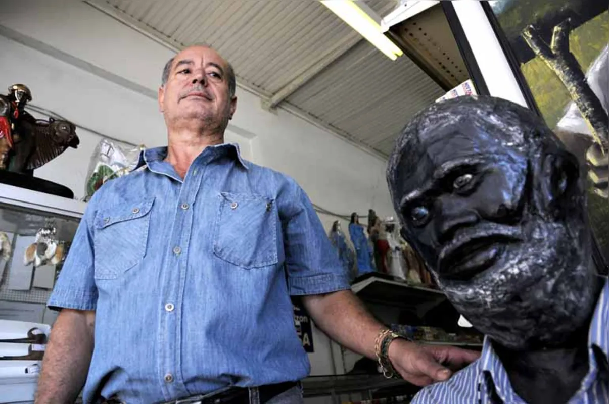 Proprietário de uma loja de artigos religiosos na rua Sergipe, João Batista teve uma das imagens destruídas em 2013