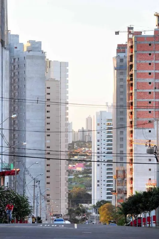 A redução das taxas de juros e dos estoques prontos das construtoras podem estimular novos empreendimentos e a recuperação do mercado imobiliário em Londrina