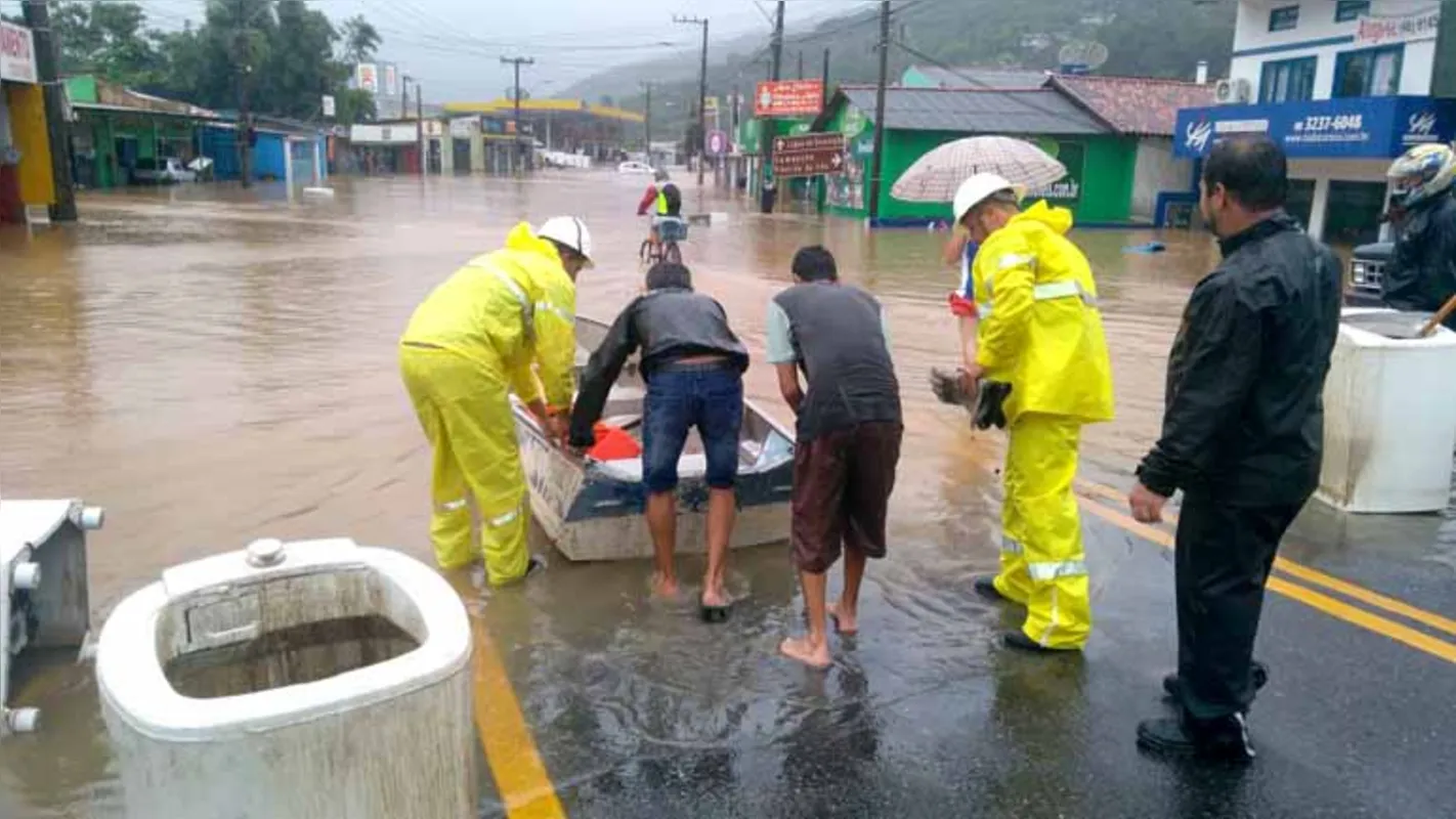 Tempestades causaram prejuízos em Florianópolis e deixaram moradores sem energia elétrica