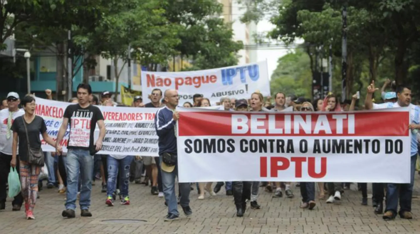 Imagem ilustrativa da imagem Ato contra aumento do IPTU leva centenas de pessoas ao Calçadão