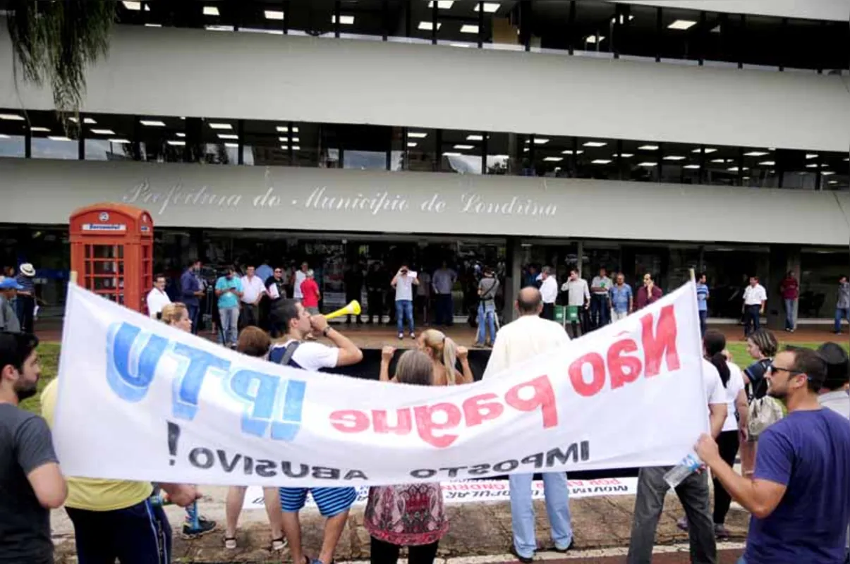Cerca de 50 pessoas com faixas e cartazes protestaram contra o aumento do IPTU ontem à tarde em frente ao prédio da prefeitura
