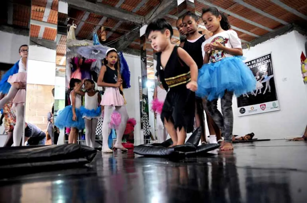 Projeto social atende 60 crianças com aulas de jazz, balé clássico e contemporâneo