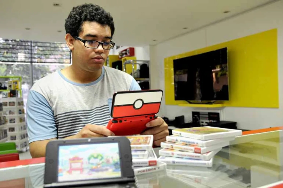 O gamer Pedro Pollo, 20, é fã dos portáteis, por onde costuma jogar a franquia do Pokemon