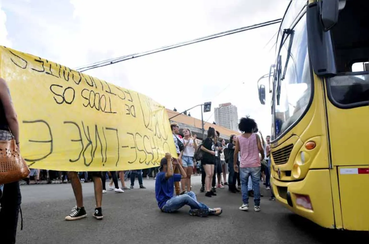 Manifestantes ocuparam a avenida Leste-Oeste e bloquearam as saídas dos ônibus no Terminal Urbano