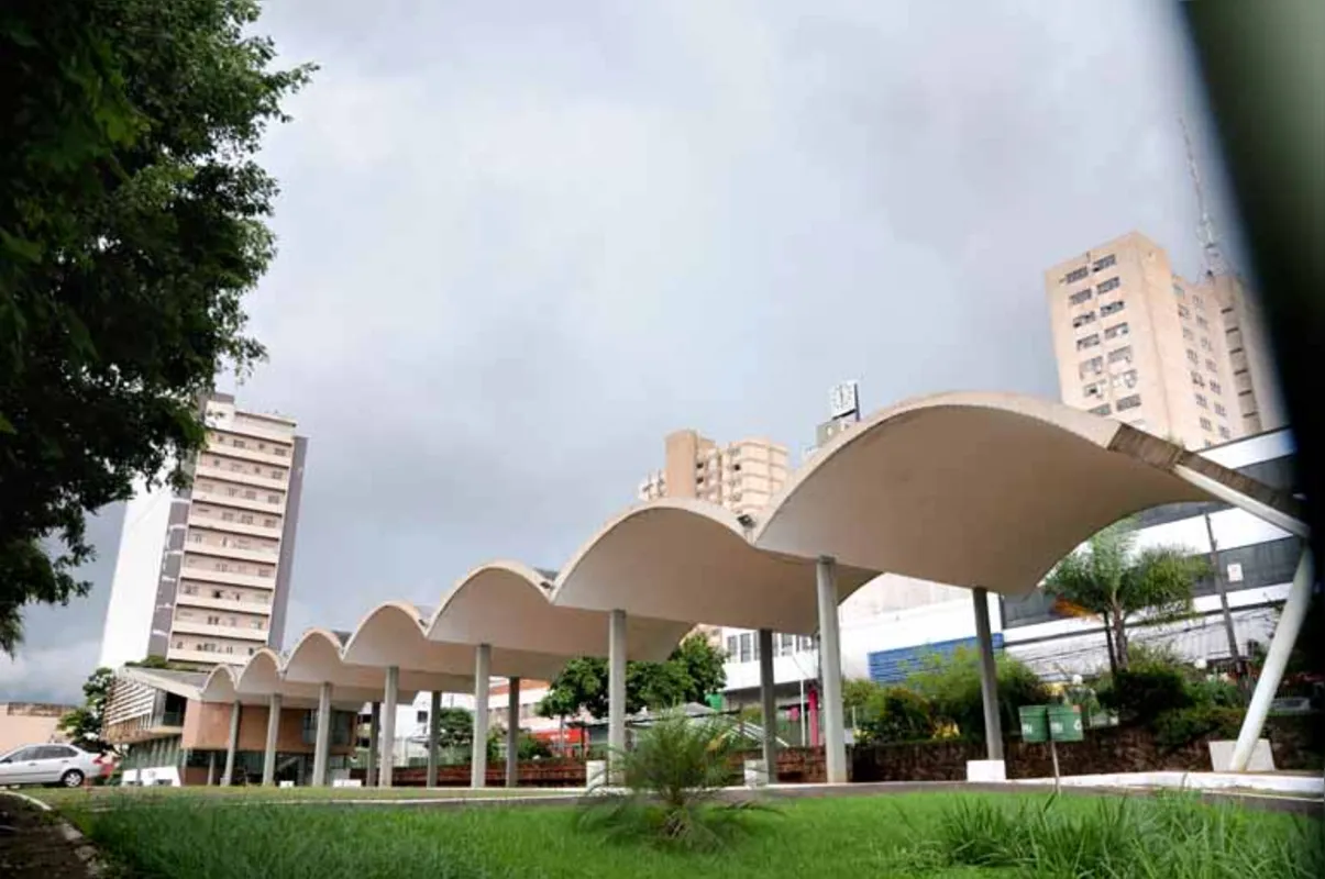 Museu de Arte de Londrina, outra obra de Vilanova Artigas, aguarda reformas que dependem de verbas: prédio público apresenta goteiras (detalhe), entre outros problemas