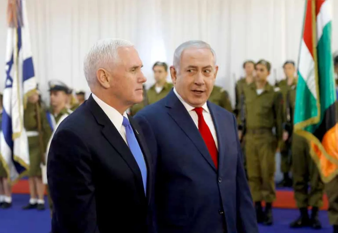 O vice-presidente dos EUA, Mike Pence (esq.), e o primeiro-ministro israelense, Benjamin Netanyahu, em Jerusalém