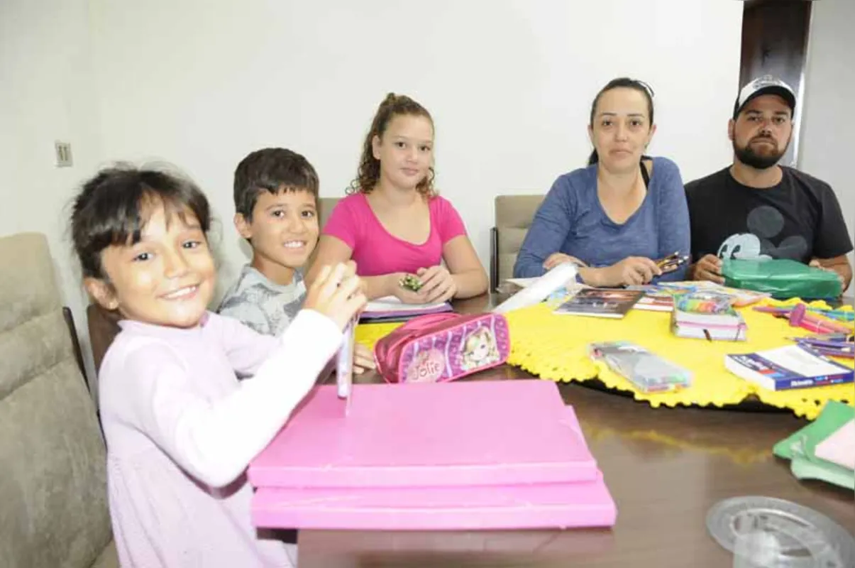 Meire Dobis envolve a família na seleção e reaproveitamento dos materiais escolares