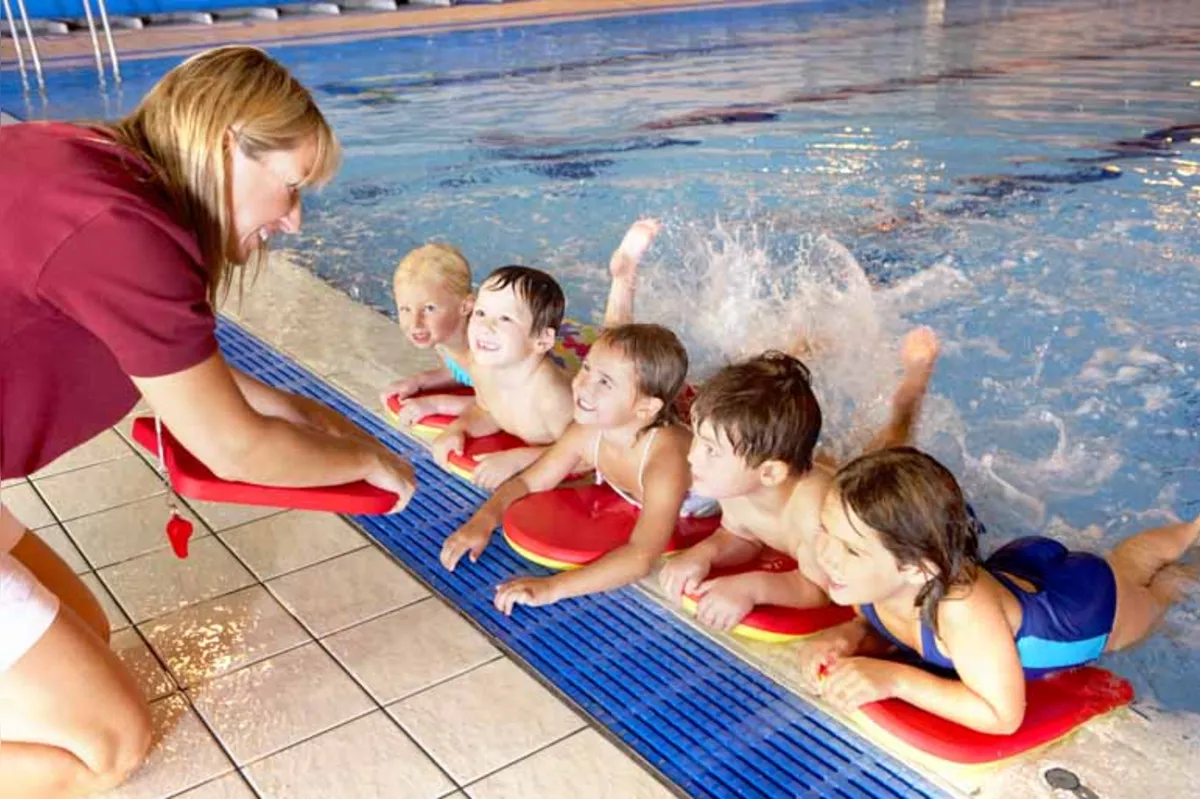 A natação é boa alternativa, pois ajuda no desenvolvimento motor da criança