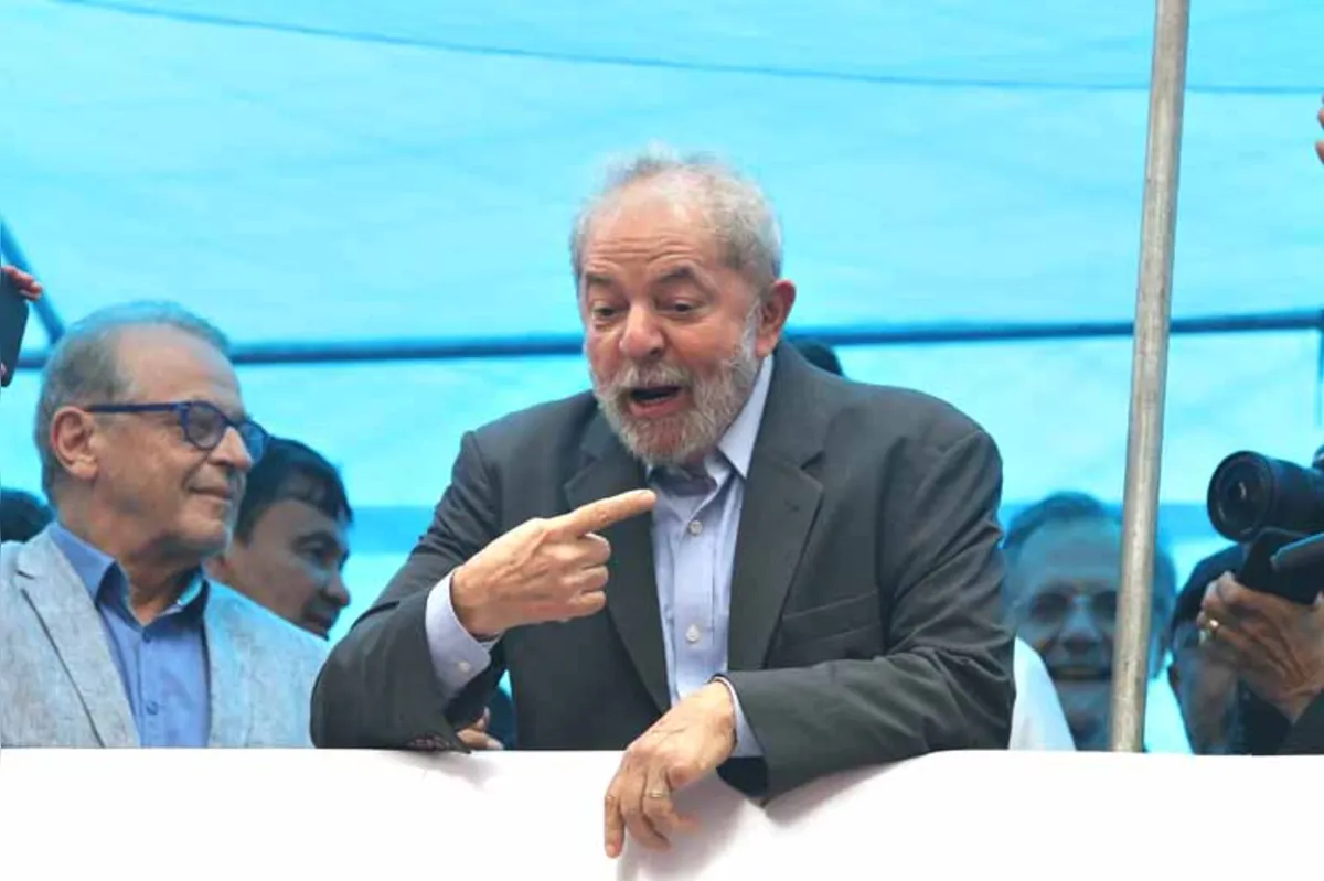 Lula durante ato nessa terça-feira, em Porto Alegre: sua saída do jogo eleitoral poderia reduzir ainda mais a previsibilidade política na maior economia da América Latina