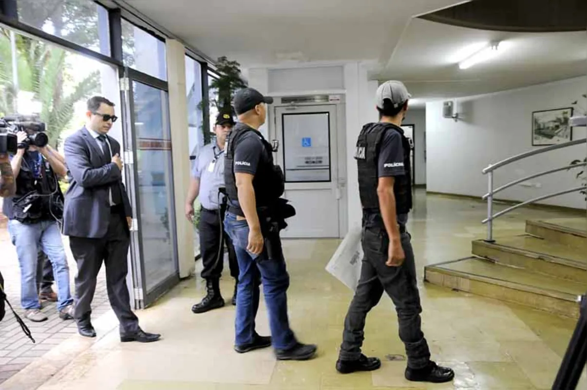 Agentes do Gaeco entram na Câmara de Londrina para cumprir mandados de busca e apreensão nos gabinetes de Rony Alves e Mário Takahashi