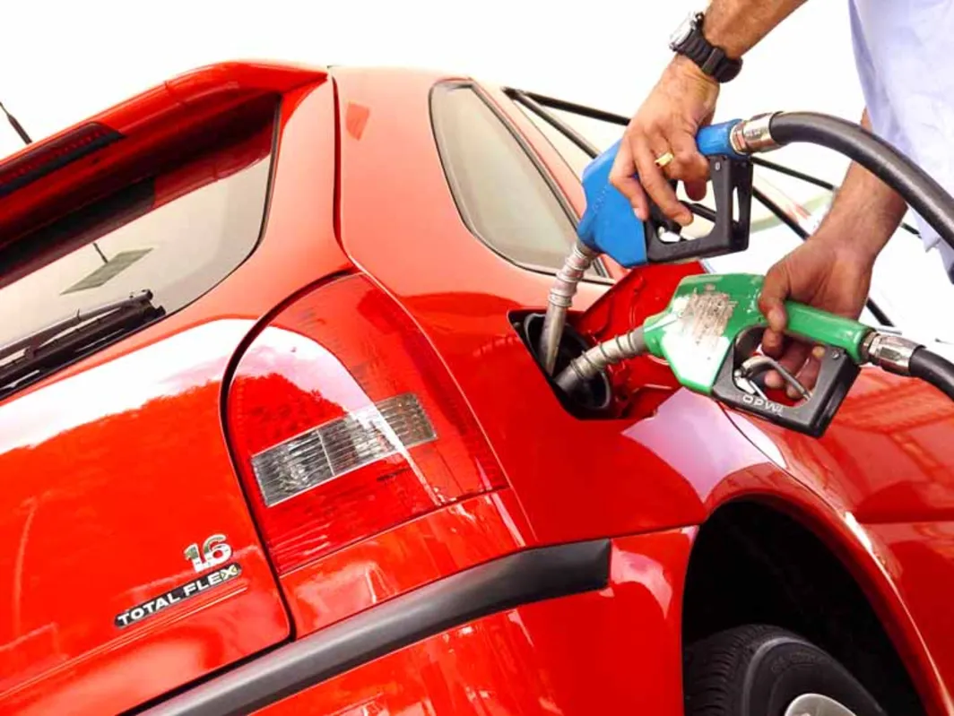 O gerenciamento eletrônico do carro consegue fazer uma leitura rápida do tipo de combustível que está sendo usado e adaptar o sistema