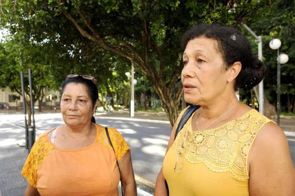 As irmãs Cleonice Figueiredo e Cleusa Grilo foram à Catedral "rezar por pessoas que cometem atos de vandalismo"
