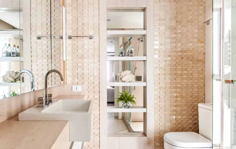 O Limestone Vermon reina absoluto no projeto deste banheiro, imprimindo elegância nas pastilhas da parede, e enobrecendo o ambiente na bancada da pia em acabamento acetinado