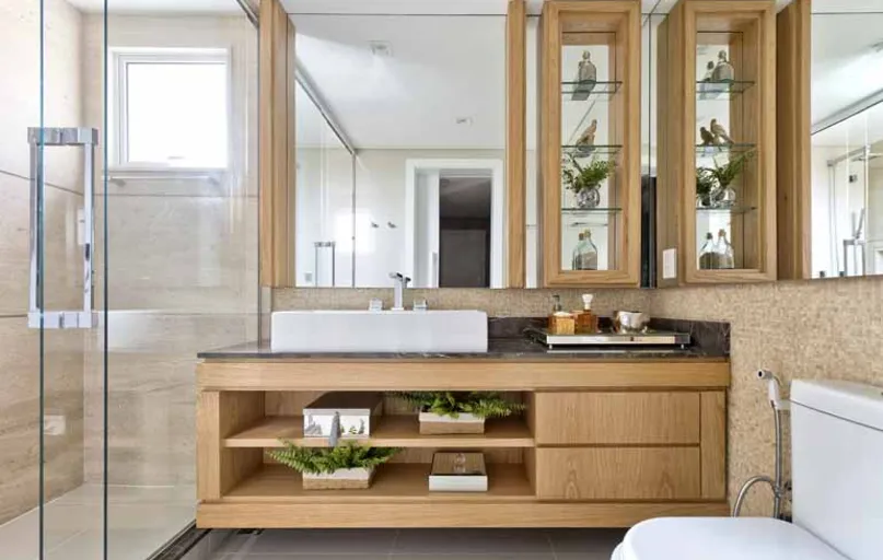 A madeira foi o elemento escolhido para o armário e as prateleiras, reforçando a característica de lugar aconchegante