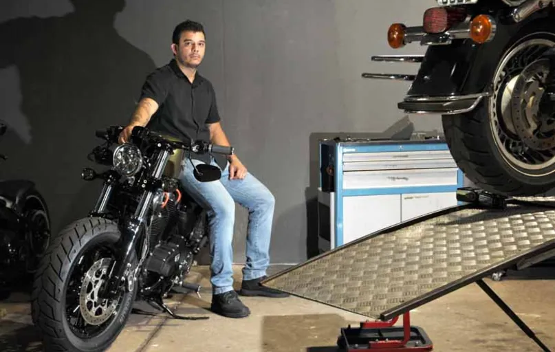O mecânico especialista Julivan Guimarães afirma que as correntes, usadas nas motos superesportivas, têm a melhor transmissão em relação à potência