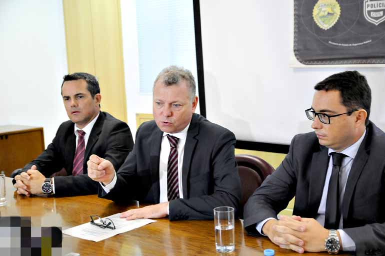 Durante a coletiva, coordenador do Gaeco, Jorge Barreto (centro) afirmou que "há a possibilidade de identificar outros participantes" no esquema
