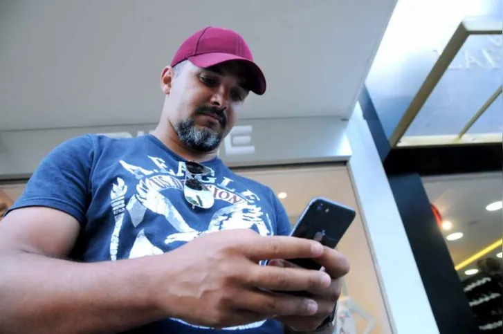 Emerson Isaac usa redes sociais pelo celular para conversar com clientes