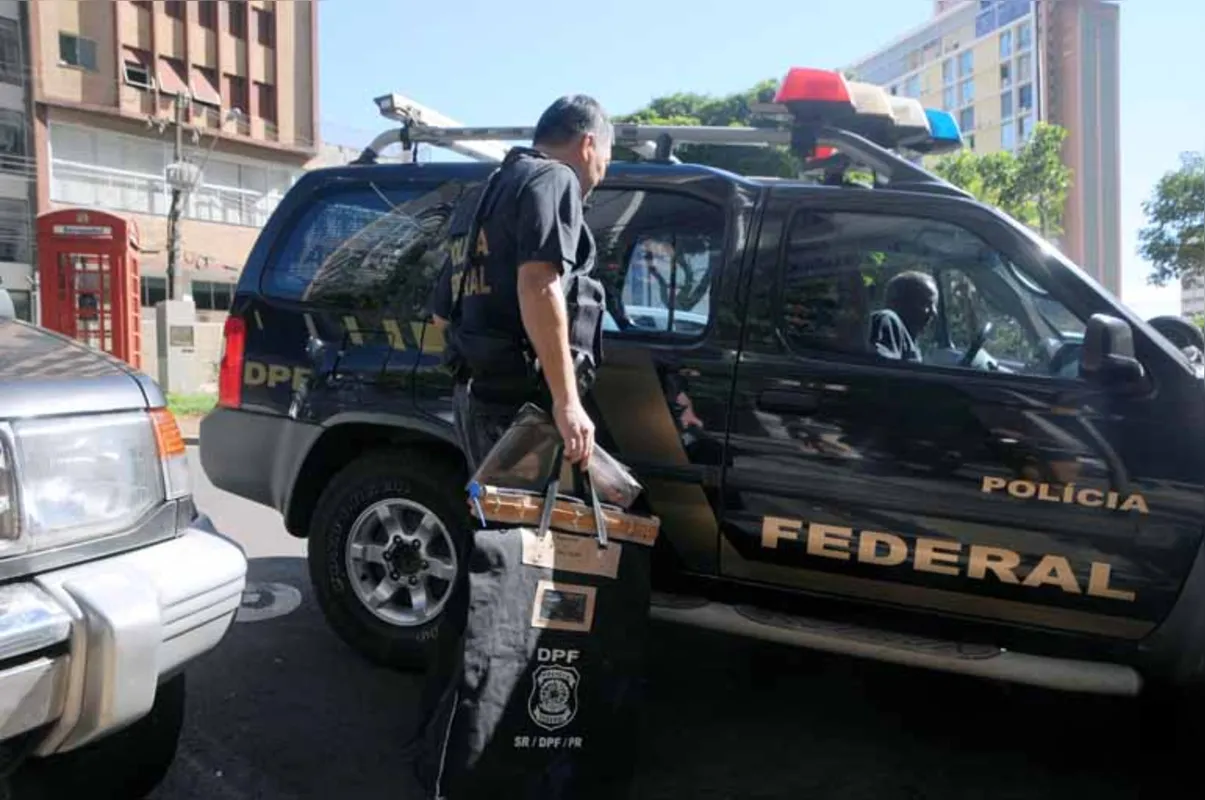Policiais cumpriram busca de mandado e apreensão em três endereços da cidade, um deles em escritório de advocacia na Galeria Vila Rica