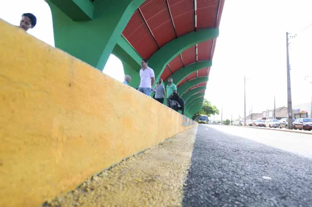 Além da cobertura estreita, passageiros de Cambé citam a diferença de nível entre a plataforma do terminal e o asfalto