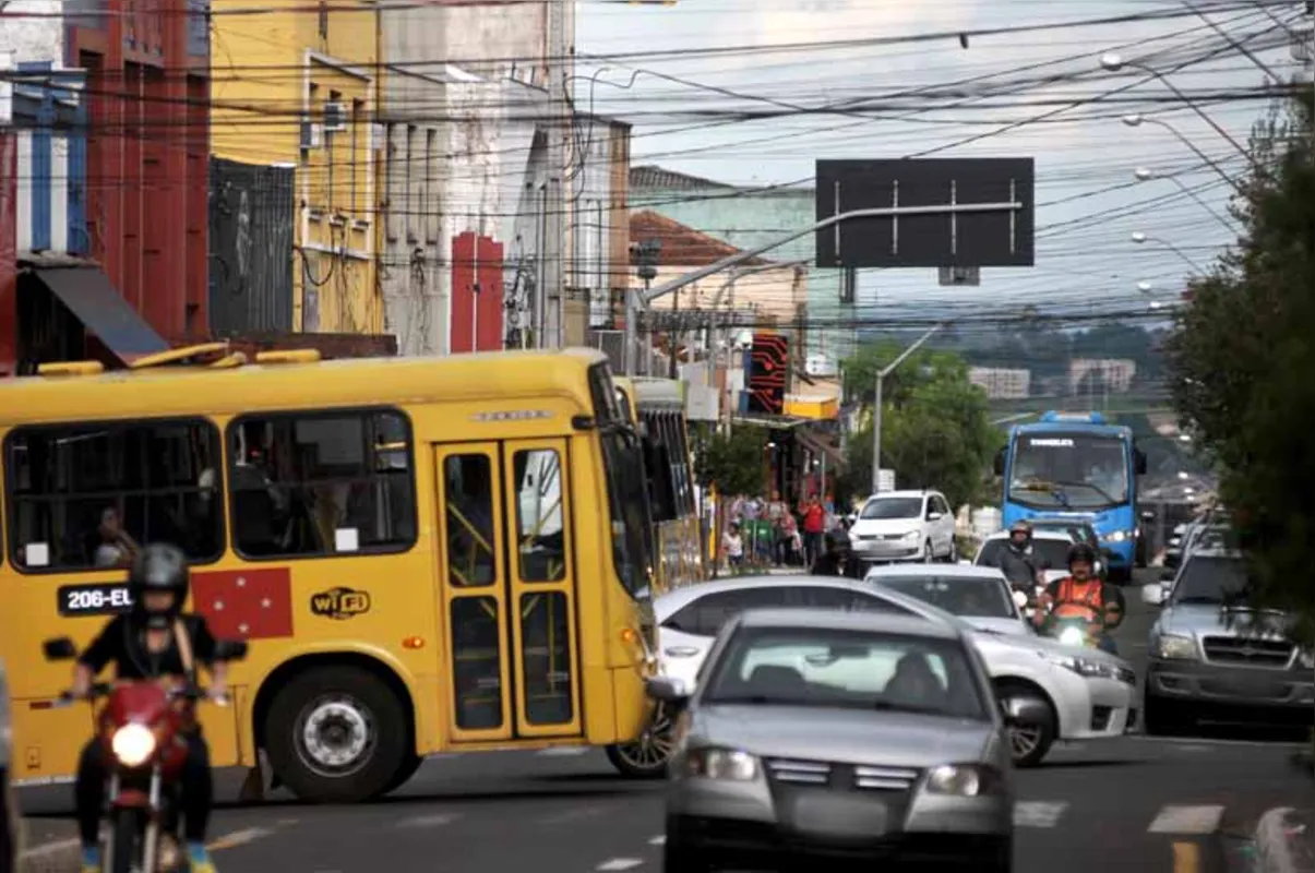 Segundo estudo da UTFPR, cerca de 11 mil veículos passam todo os dias pela rua Sergipe, no centro da cidade