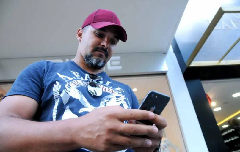 Emerson Isaac usa redes sociais pelo celular para conversar com clientes