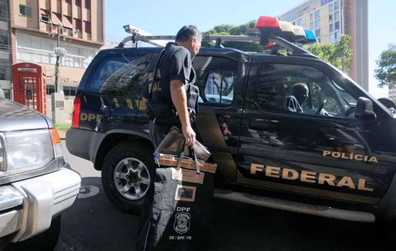 Policiais cumpriram busca de mandado e apreensão em três endereços da cidade, um deles em escritório de advocacia na Galeria Vila Rica