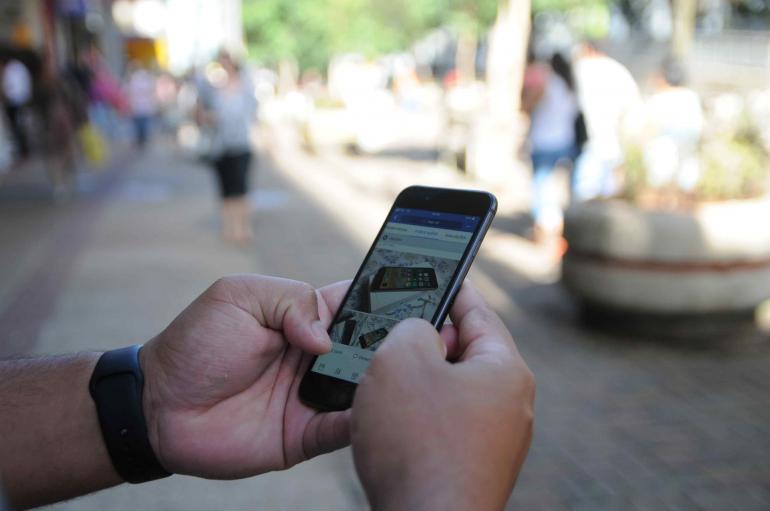 Mais de 90% dos paranaenses acessam a internet pelo celular