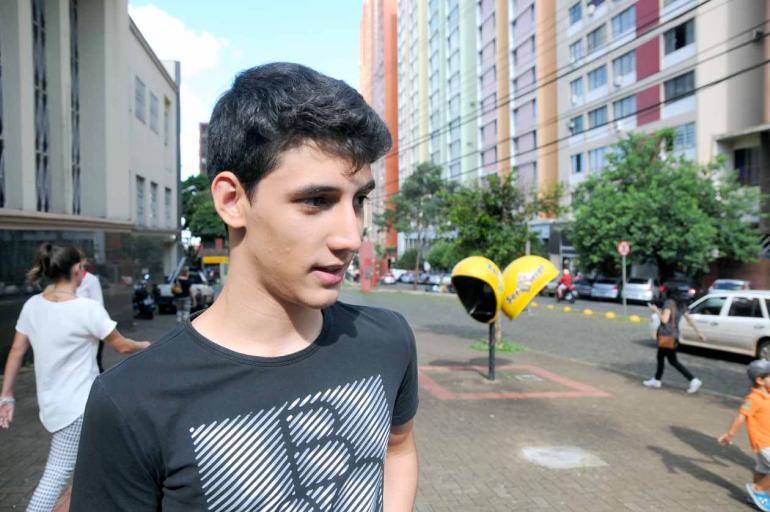 Anderson Coelho - Leonardo Delforté tem computador em casa, mas só utiliza mobile Anderson Coelho - Leonardo Delforté tem computador em casa, mas só utiliza mobile