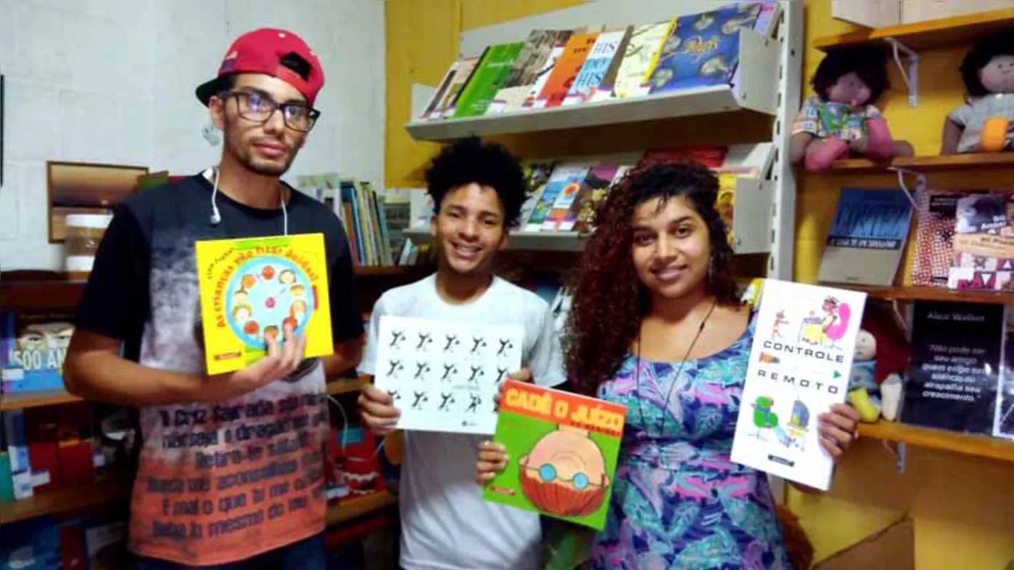 Jovens mediadores de leitura que atuam no distrito de Paralheiros (SP)
