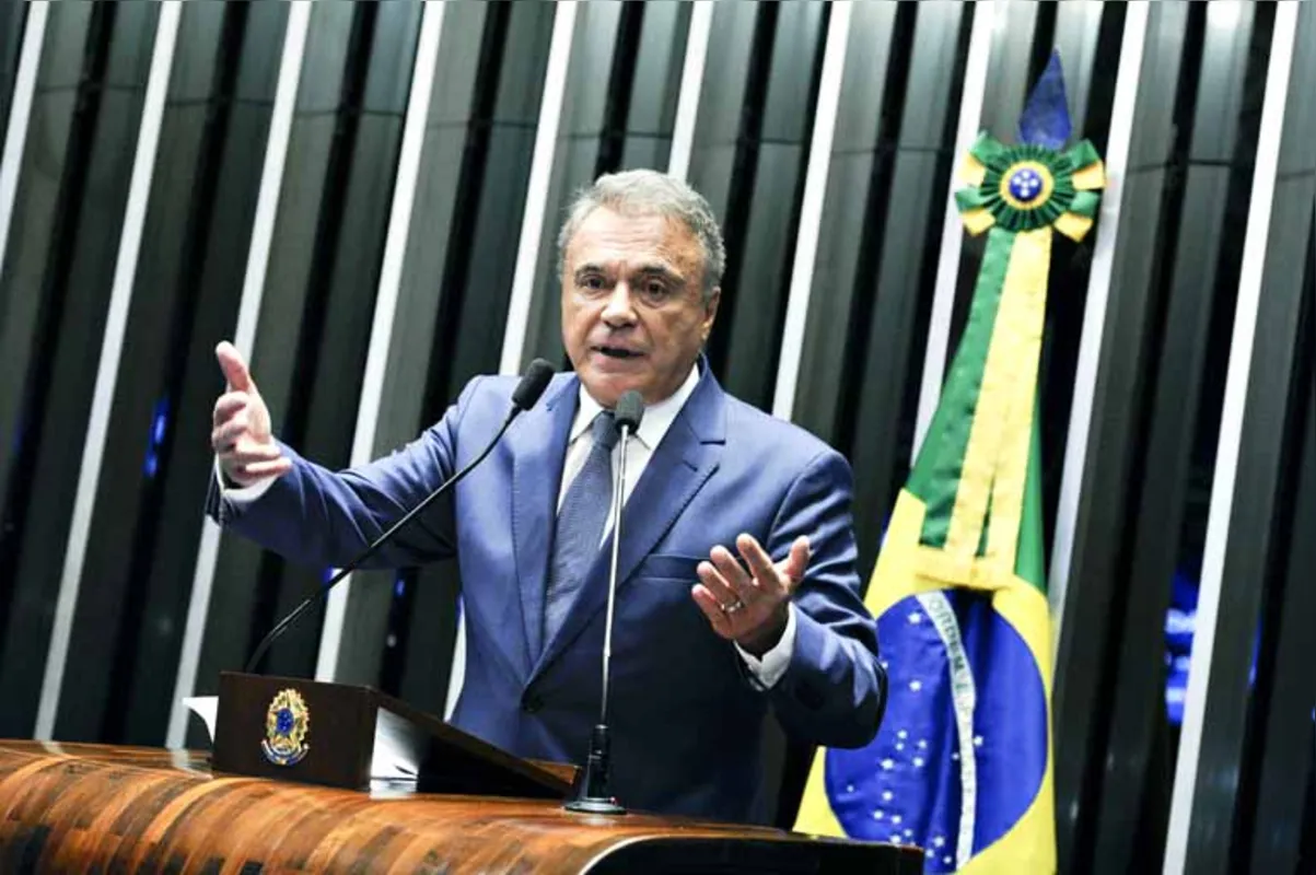 Em seu discurso como pré-candidato oficial, Alvaro Dias afirmou que é preciso destruir o atual sistema, que segundo ele fabrica "barões da corrupção"
