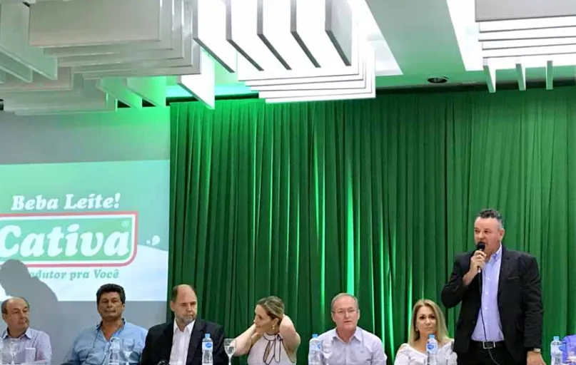 O presidente Paulo Maciel discursa durante o anúncio oficial do negócio
