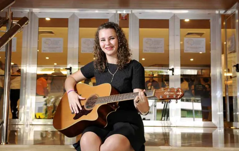 Beatriz Alvares, 16, instrumentista autodidata e compositora: altas habilidades musicais