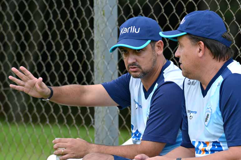 Ex-Atlético e Coritiba, treinador tem no currículo três títulos estaduais e já comandou seleções de base