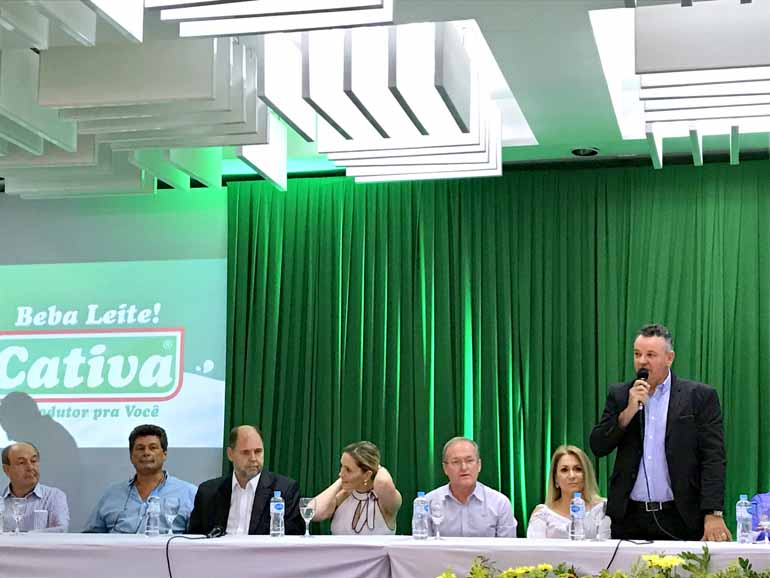 Pedro Marconi - O presidente Paulo Maciel discursa durante o anúncio oficial do negócio