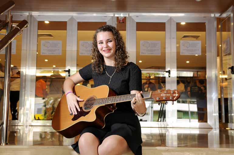 Anderson Coelho - Beatriz Alvares, 16, instrumentista autodidata e compositora: altas habilidades musicais