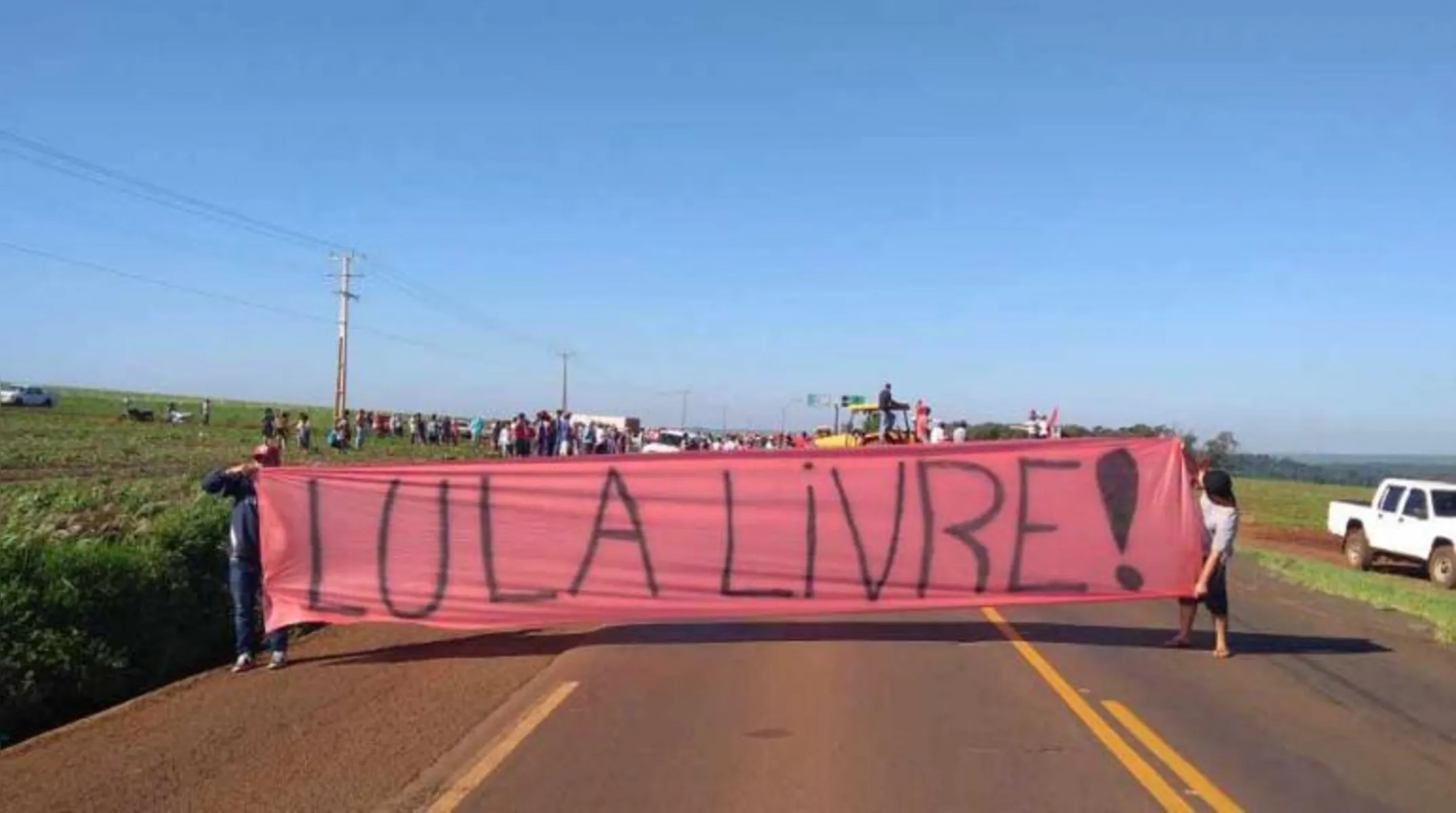 Imagem ilustrativa da imagem MST bloqueia rodovia na região de Londrina contra prisão de Lula