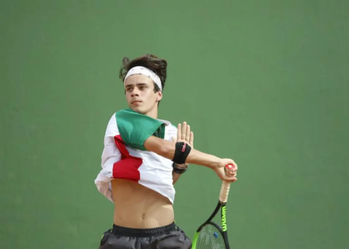 Miguel Danelon, 17 anos, busca uma vaga em Roland Garros