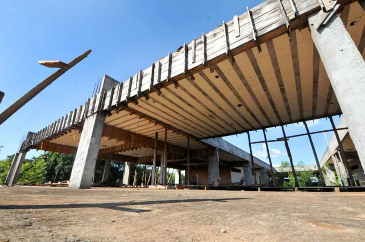 Construção em Ibiporã impressiona pelo tamanho e estado: dois andares em um espaço tomado pela sujeira